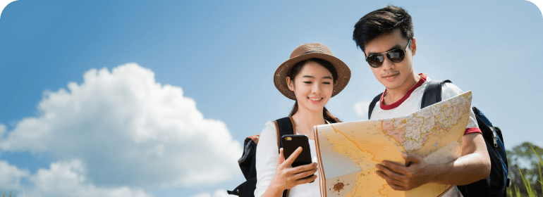 写真（スマホと地図を見る男女）