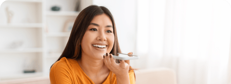 写真（翻訳アプリを使用する人）