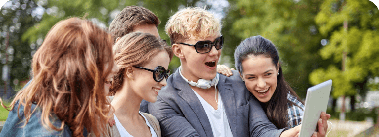 写真（スマホを見る複数の人）